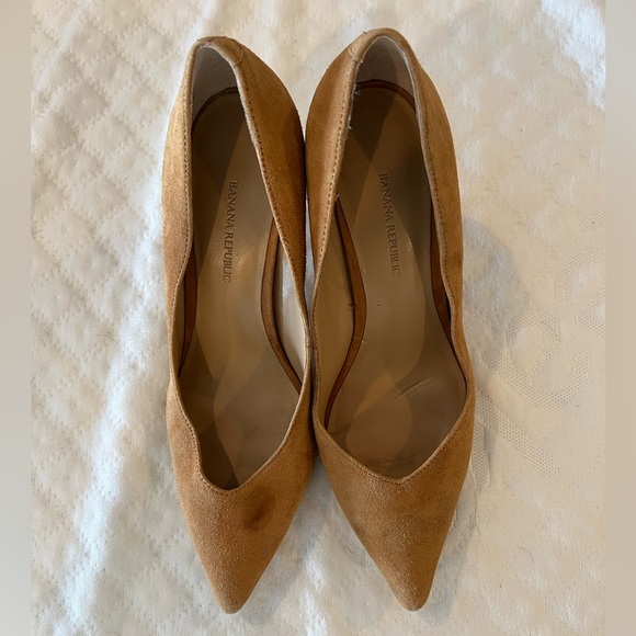 Banana Republic women’s heels, tan suede leather - Picture 3 of 3
